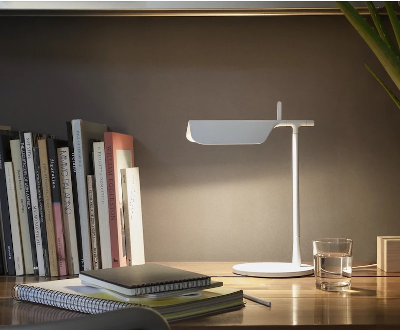 Flos Tab Table Lampada da scrivania Bianco in alluminio accesa in ambiente, design e diffusione della luce