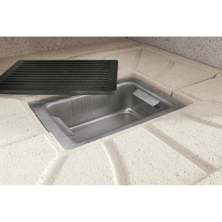 Palazzetti Faro New barbecue con braciere laterale e cappa Grigio accesa in soggiorno, fiamma visibile attraverso il vetro