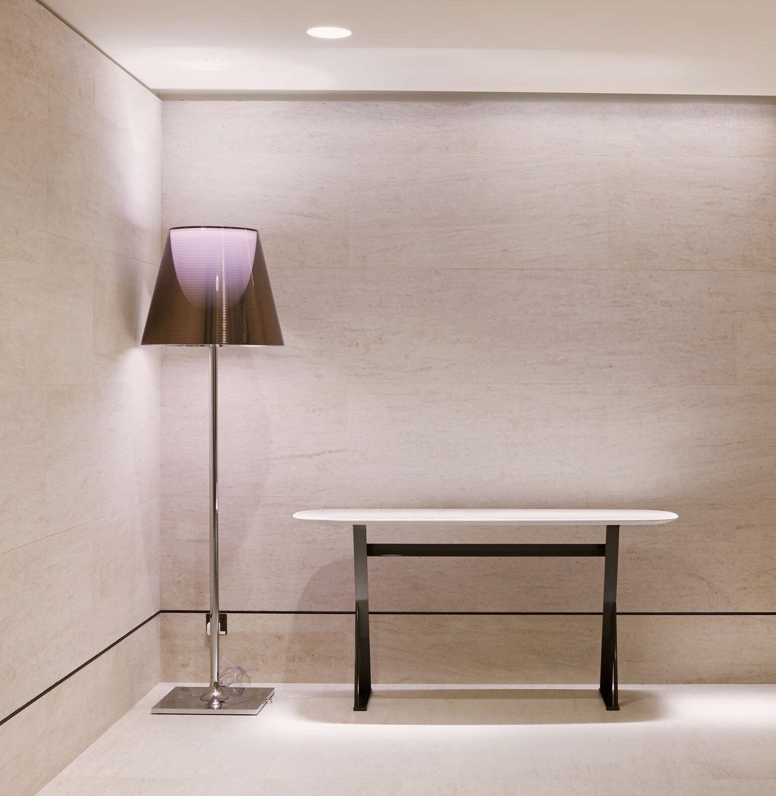 Flos Ktribe Floor 3 Lampada a pavimento bronzo con dimmer Bronzo Alluminizzato spenta, dettaglio del corpo lampada e dei...