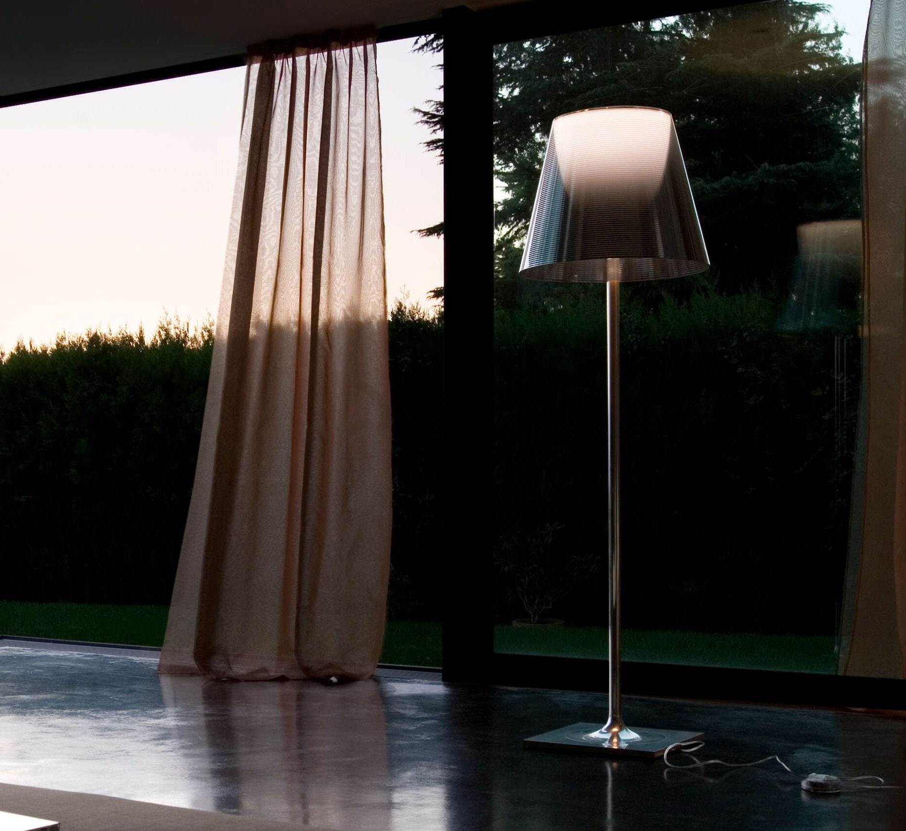 Flos Ktribe Floor 3 Lampada a pavimento bronzo con dimmer Bronzo Alluminizzato, particolare del diffusore luminoso