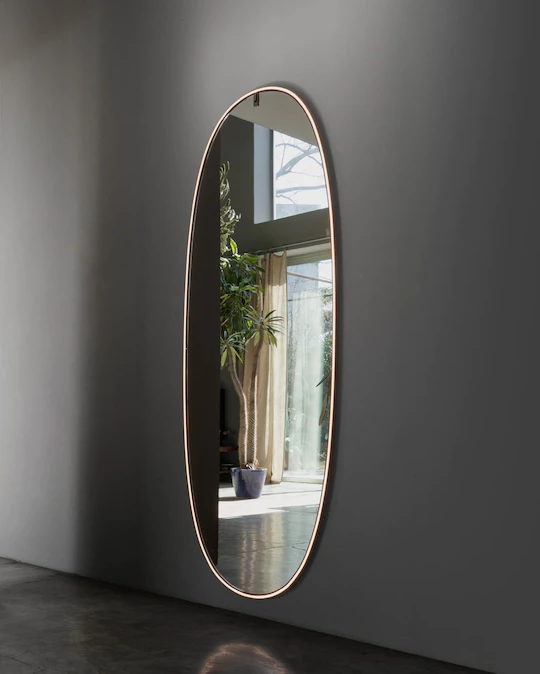 Flos La Plus Belle Specchio 78x205 cornice luminosa in alluminio accesa in ambiente, design e diffusione della luce