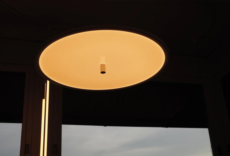 Flos My Disc bianco opaco lampada a sospensione luce diffusa, particolare del diffusore luminoso
