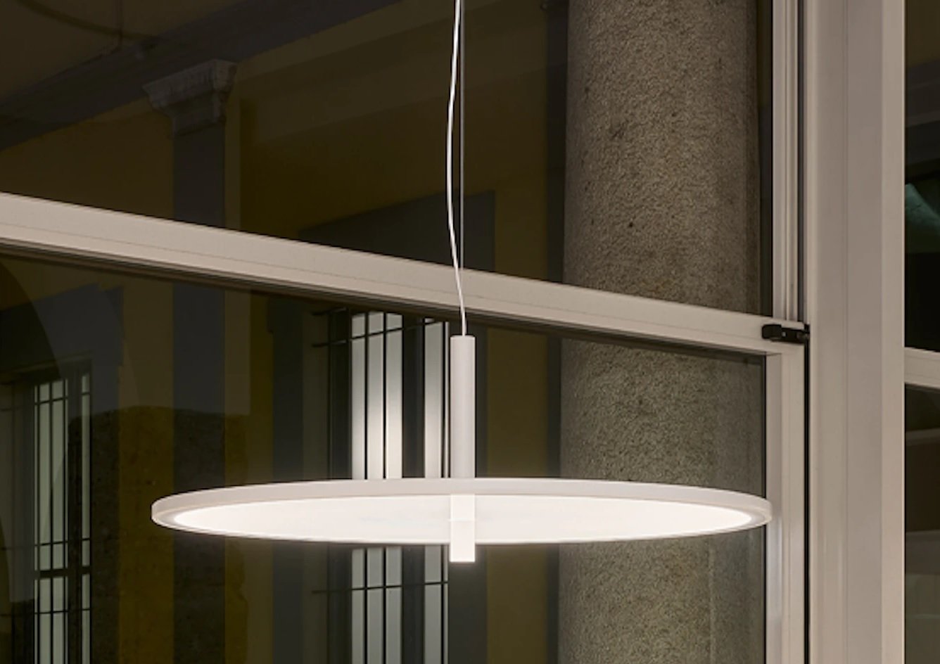 Flos My Disc bianco opaco lampada a sospensione luce diffusa accesa in ambiente, design e diffusione della luce