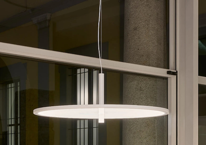 Flos My Disc bianco opaco lampada a sospensione luce diffusa accesa in ambiente, design e diffusione della luce