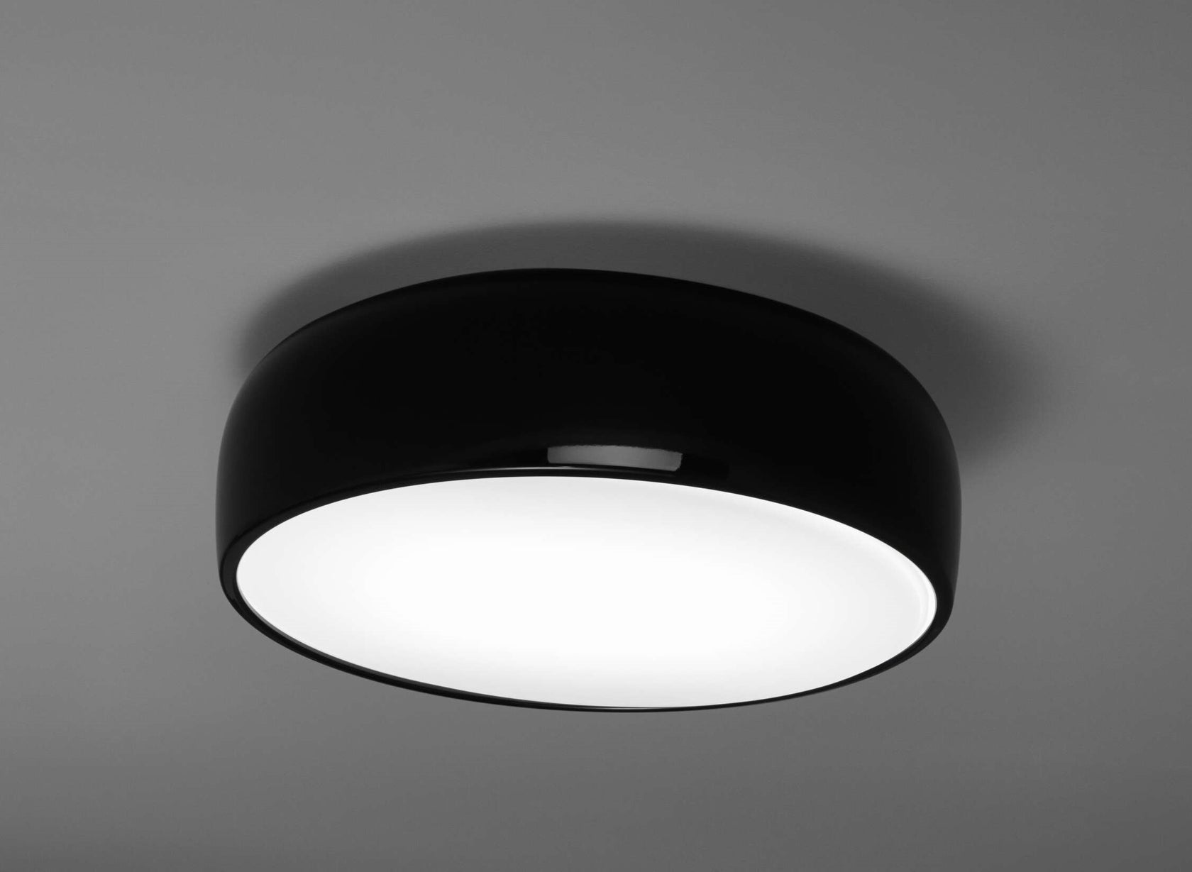 Flos Smithfield Ceiling Pro Lampada led 60 cm da soffitto in alluminio e lucido accesa in ambiente, design e diffusione...