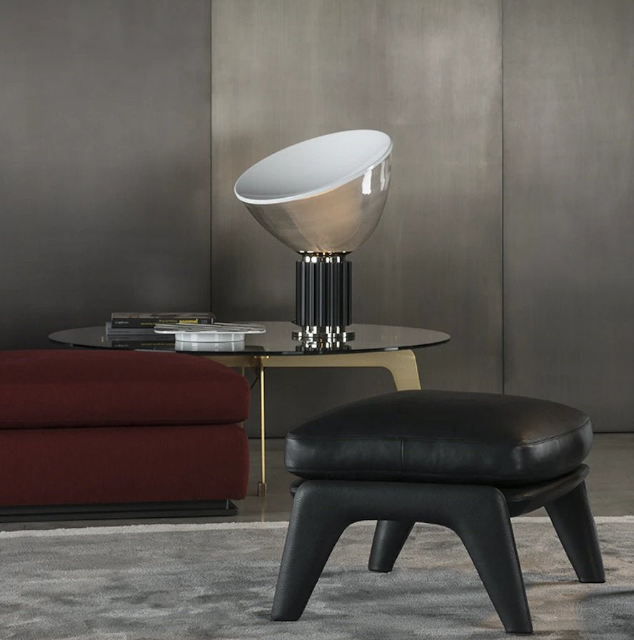 Flos Taccia Lampada da tavolo nero con dimmer accesa in ambiente, design e diffusione della luce