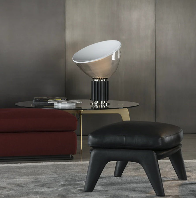Flos Taccia Lampada da tavolo nero con dimmer accesa in ambiente, design e diffusione della luce
