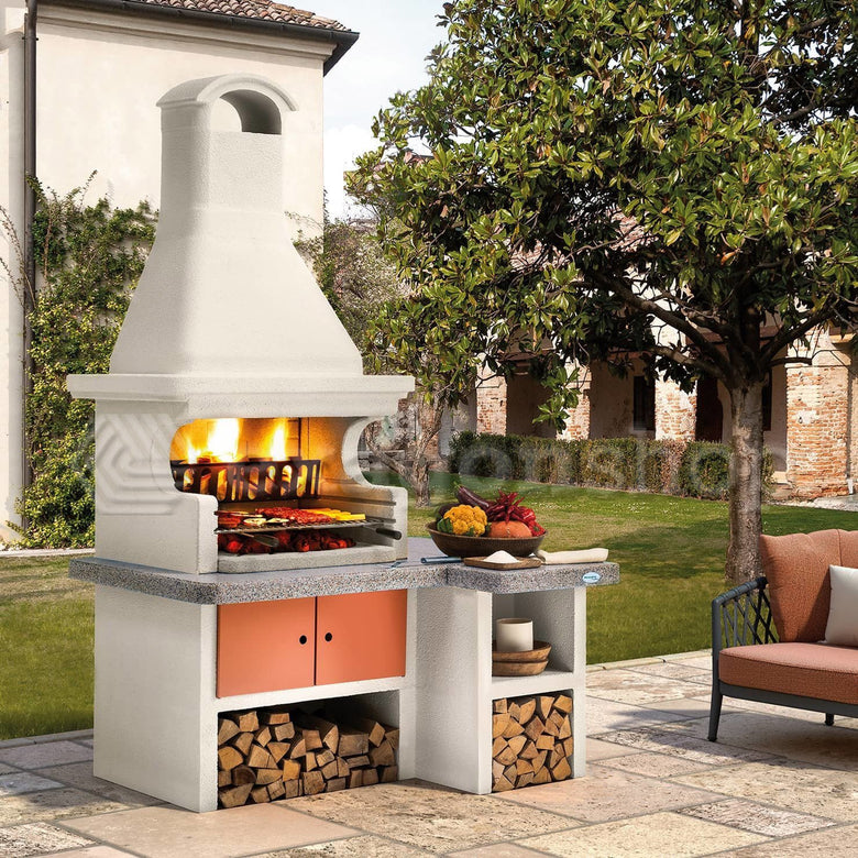 Palazzetti Gallipoli 4 barbecue a legna e carbonella con accesa in soggiorno, fiamma visibile attraverso il vetro