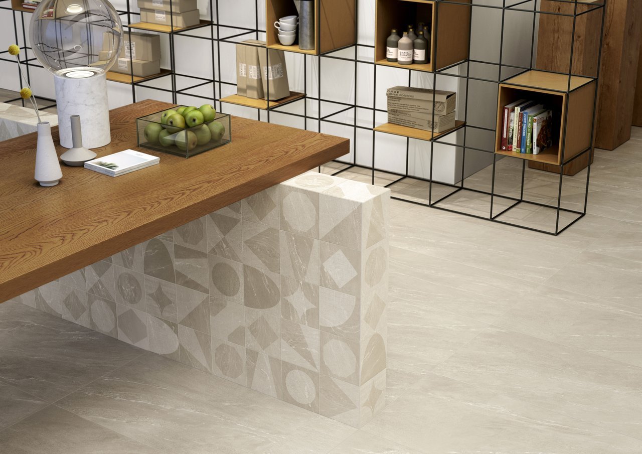 Pavimento Rivestimento 604X906 mm effetto pietra In Gres in ambientazione completa, vista d'insieme della stanza