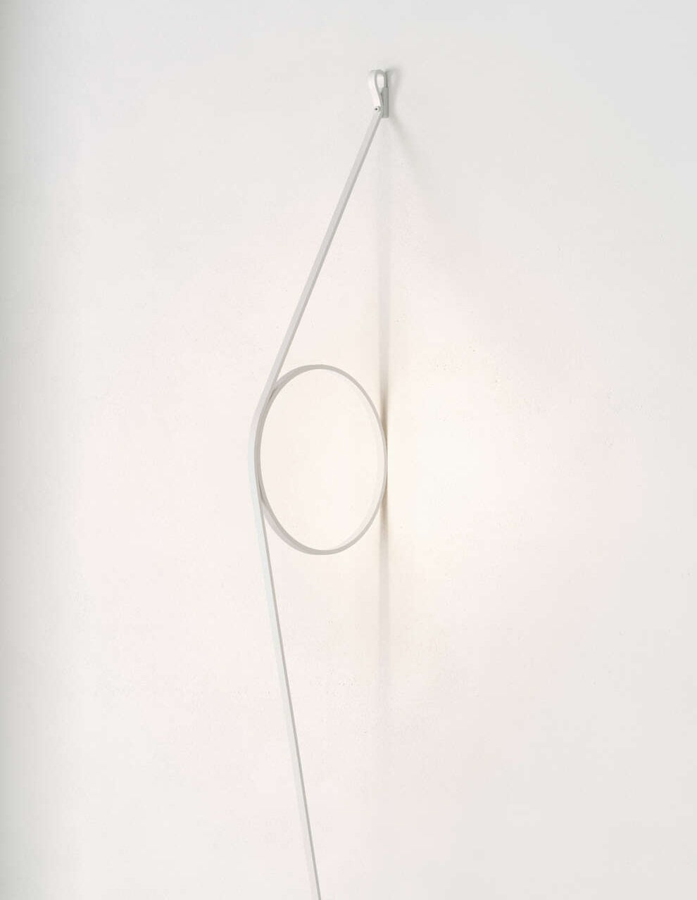 Flos Wirering Lampada da parete Cavo e Anello bianco in alluminio accesa in ambiente, design e diffusione della luce