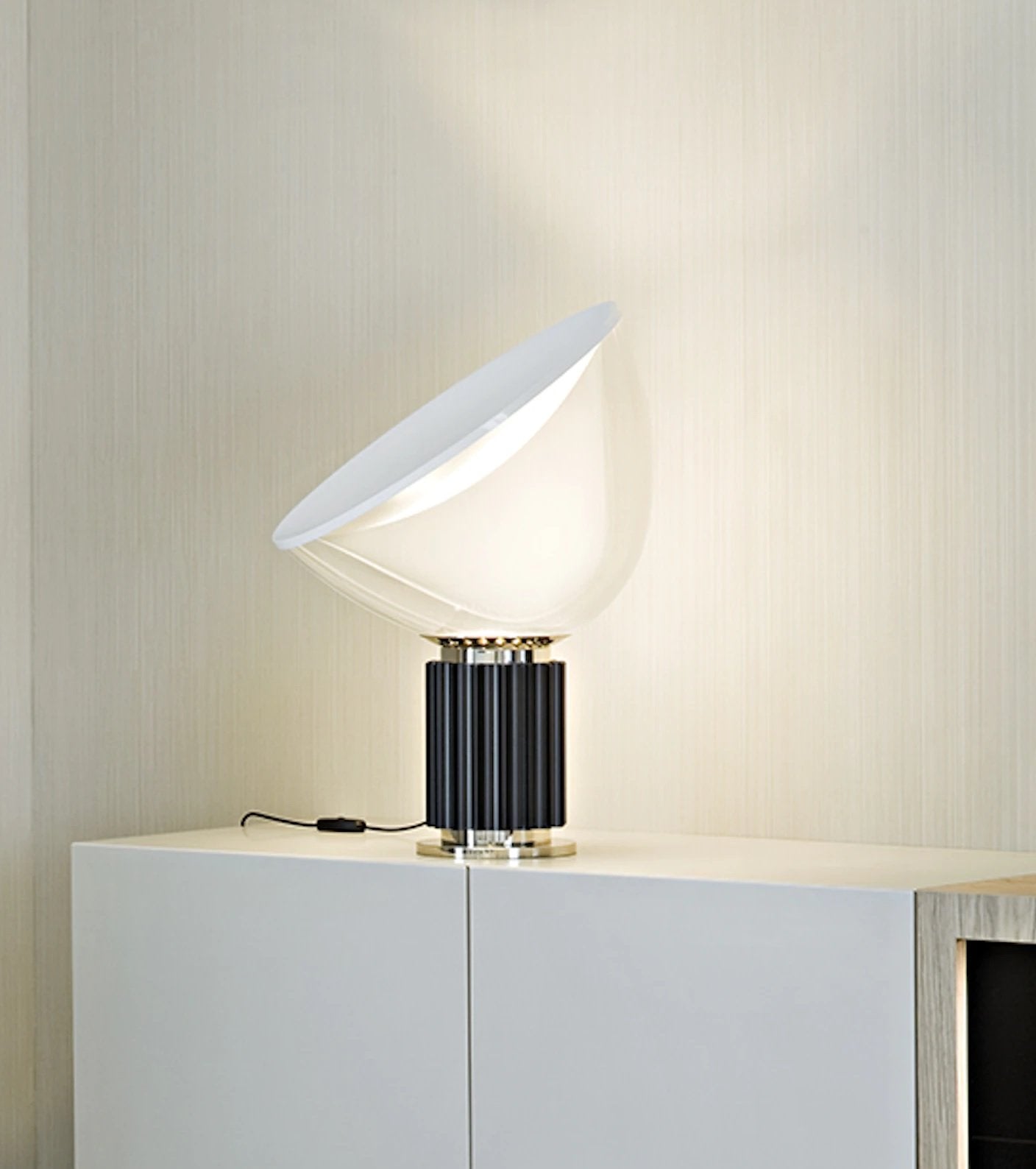 Flos Taccia Lampada da tavolo nero con dimmer, vista del design e della finitura