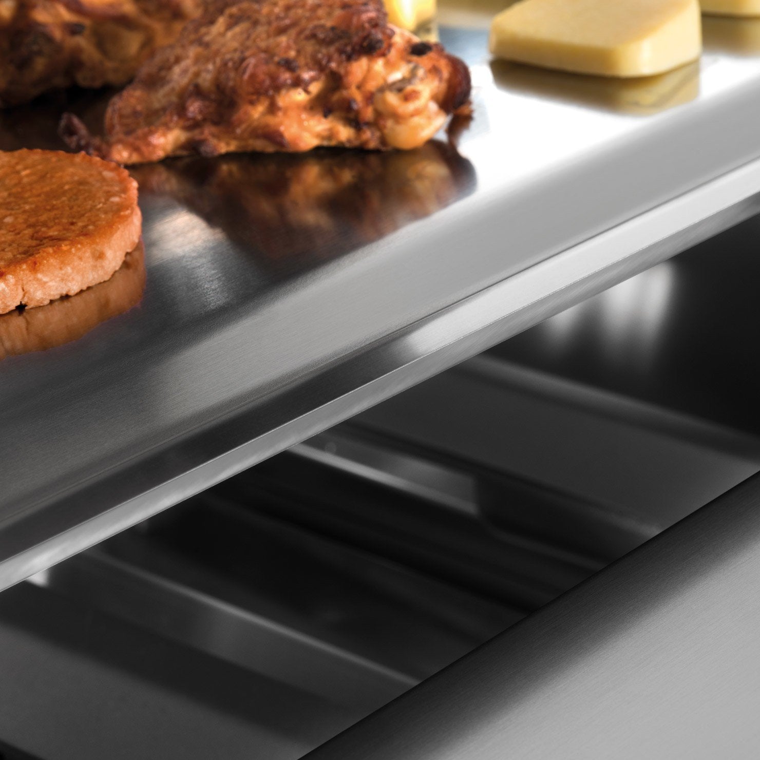 Palazzetti Gioia barbecue a gas da appoggio con piastra Acciaio, dettaglio del pannello comandi e della bocca di carico