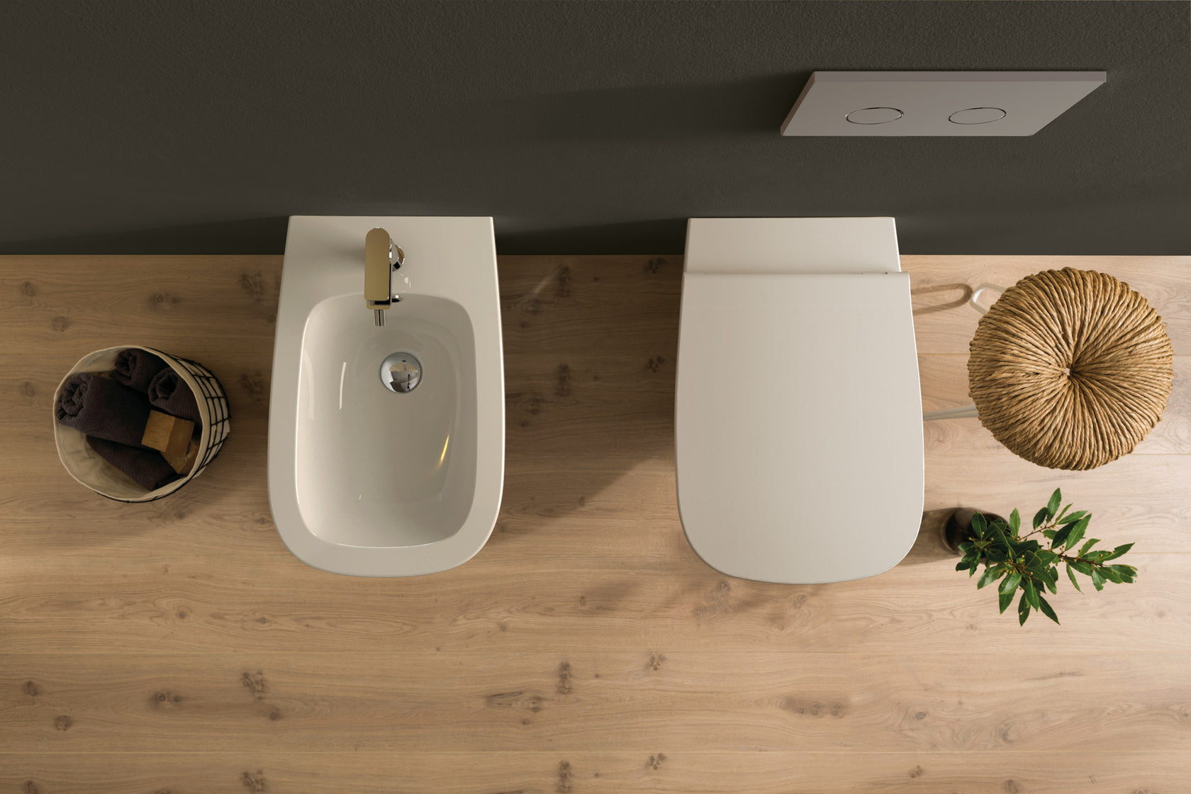 Globo Genesis coppia sanitari a pavimento vaso senza brida ambientato su piano bagno con accessori - Ceramica Globo