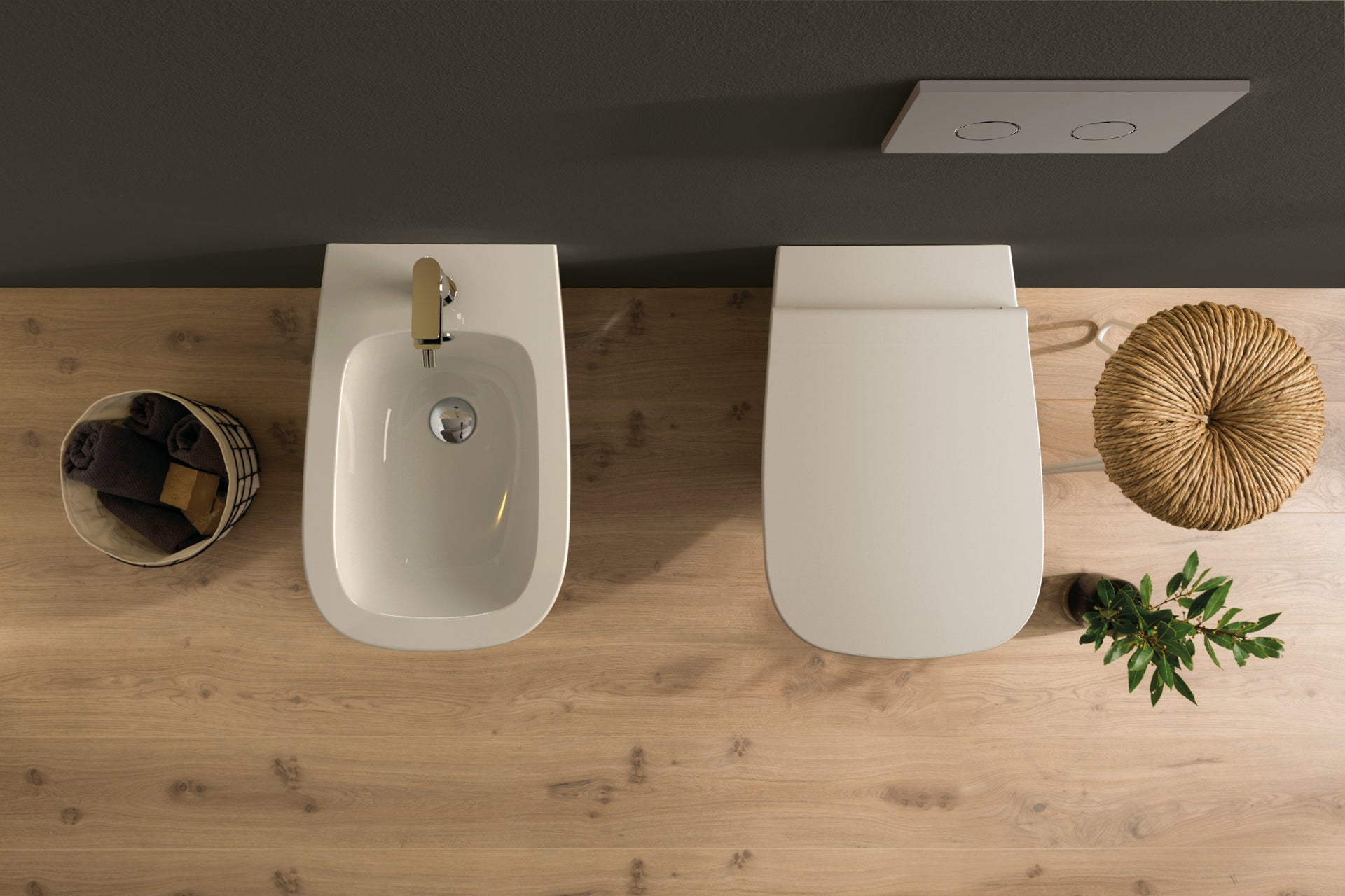 Globo Genesis coppia sanitari a pavimento vaso senza brida ambientato su piano bagno con accessori - Ceramica Globo