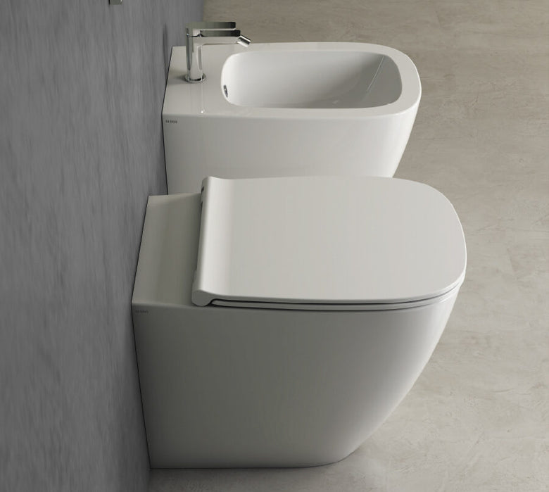 Globo Genesis coppia sanitari a pavimento vaso senza brida ambientato su piano bagno con accessori - Ceramica Globo
