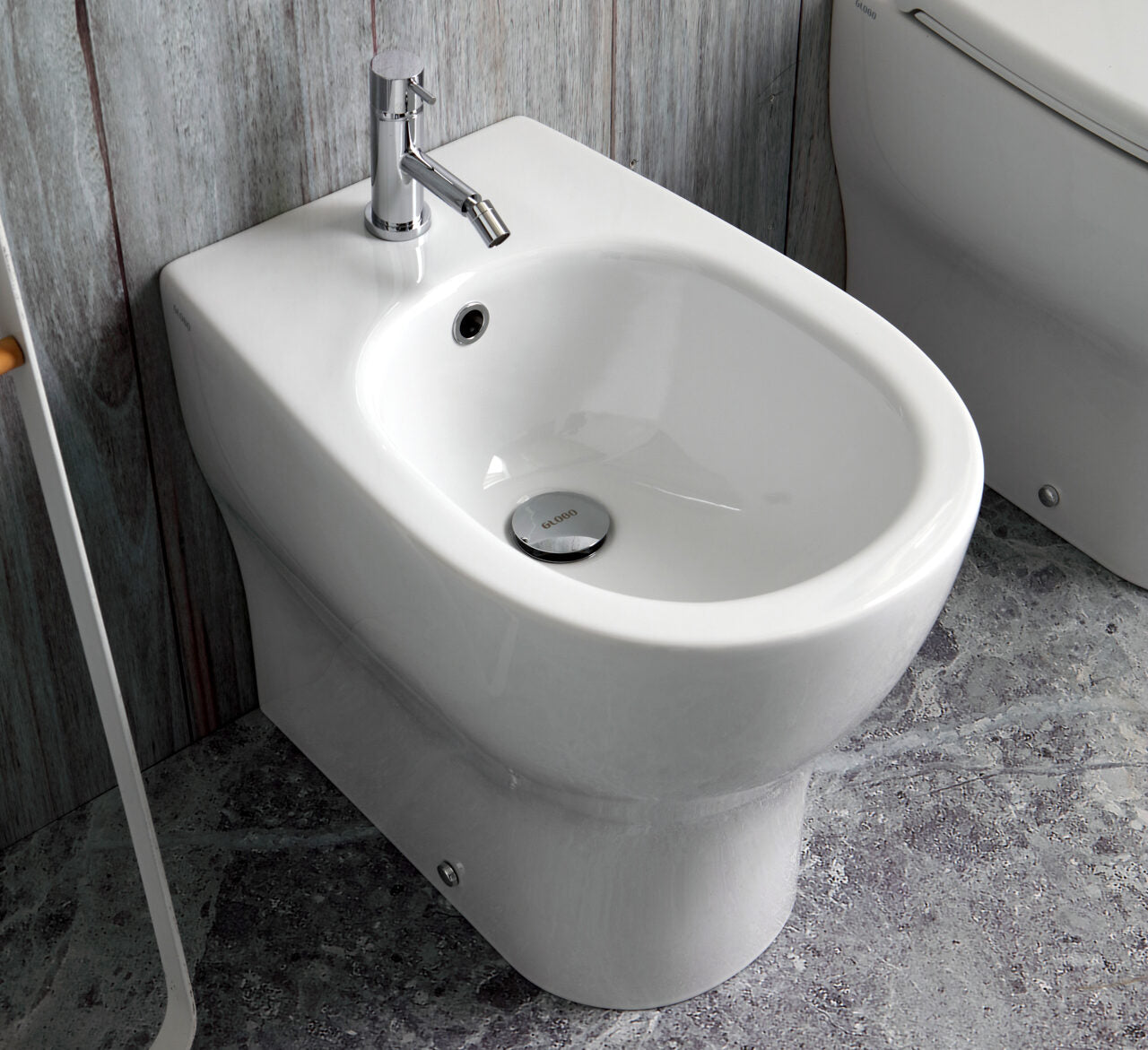 Ceramica Globo Grace Bidet A Terra Filoparete Monoforo 00 Bianco, vista frontale su sfondo bianco