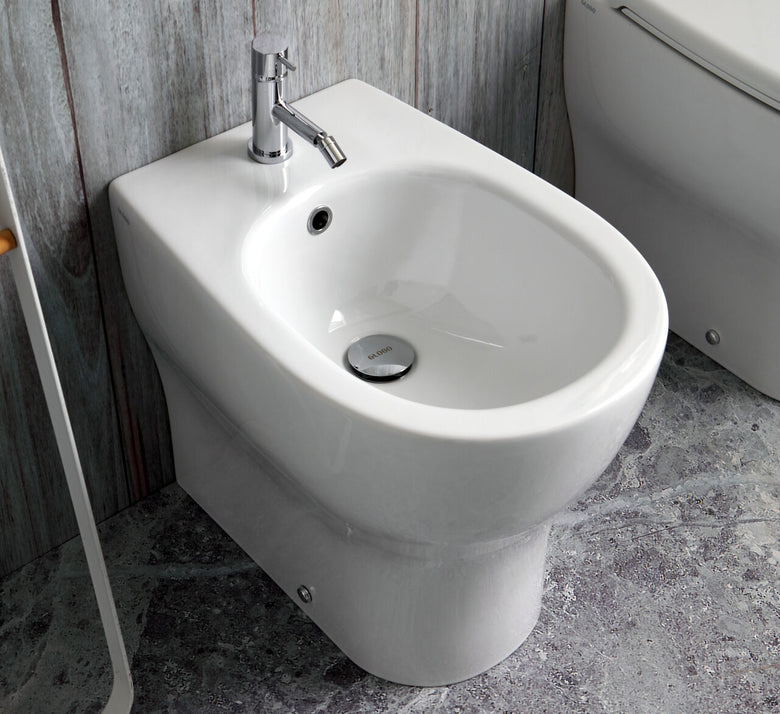 Ceramica Globo Grace Bidet A Terra Filoparete Monoforo 00 Bianco, vista frontale su sfondo bianco