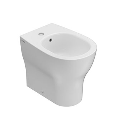 Ceramica Globo Grace Bidet A Terra Filoparete Monoforo 00 Bianco in lucido ambientato su piano bagno con accessori