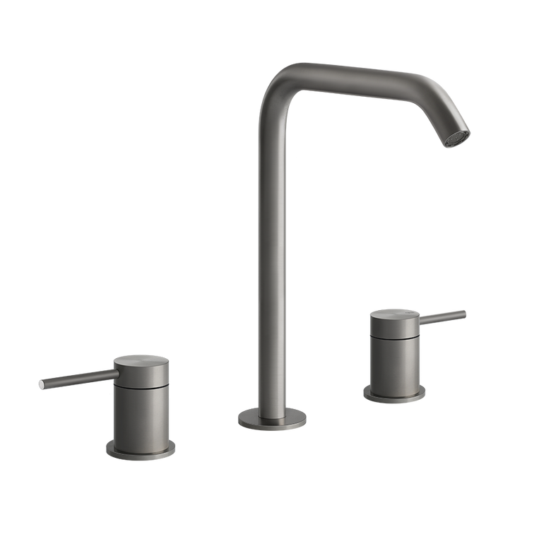 Gessi Flessa Gruppo lavabo 3 fori alto senza scarico steel ambientato su piano bagno con accessori