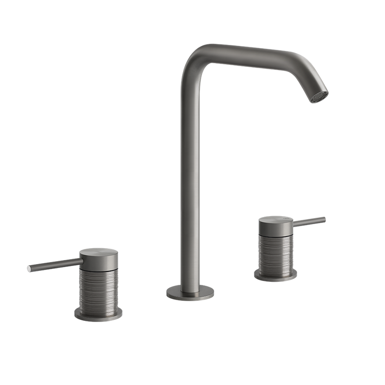 Gessi trame Gruppo lavabo 3 fori con bocca alta senza ambientato su piano bagno con accessori