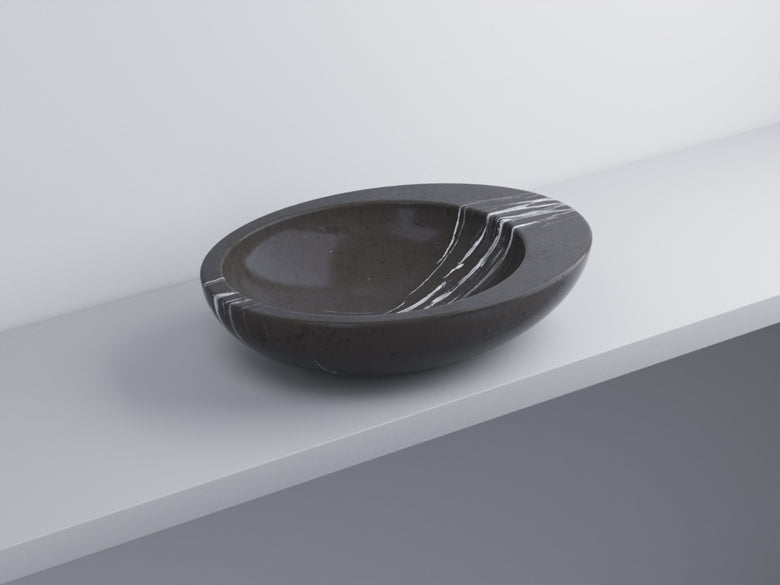 Cielo Le Giare lavabo da appoggio 60x45 senza troppopieno in ceramica ambientato su piano bagno con accessori