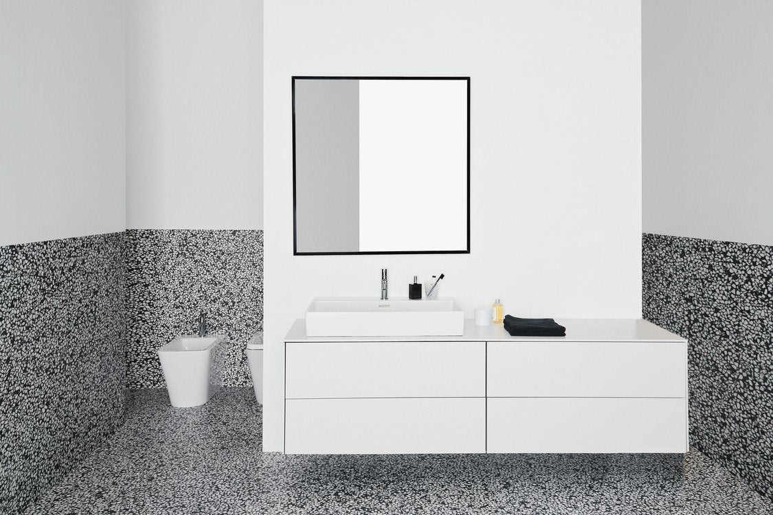 Ideal standard blend cube t368901 bidet a terra filo parete 00 Bianco ambientato su piano bagno con accessori