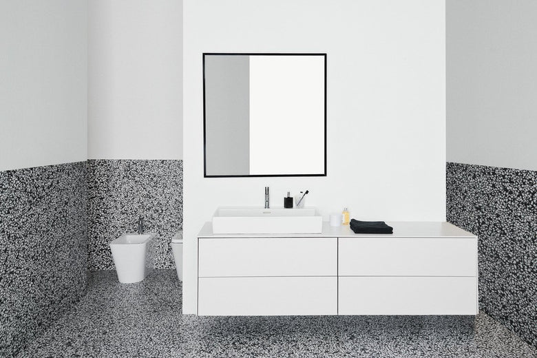 Ideal standard blend cube t368901 bidet a terra filo parete 00 Bianco ambientato su piano bagno con accessori