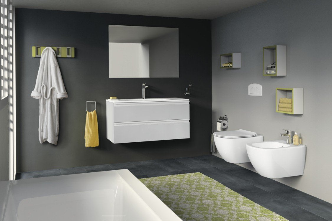 Ideal standard Tesi Aquablade Coppia sanitari Vaso e Bidet ambientato su piano bagno con accessori