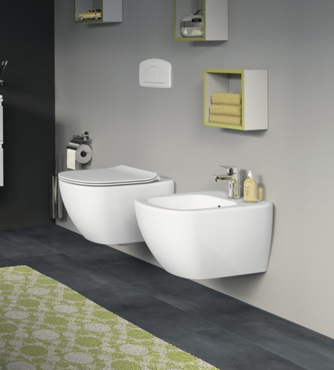 Ideal standard Tesi Aquablade Coppia sanitari Vaso e Bidet, vista frontale su sfondo bianco