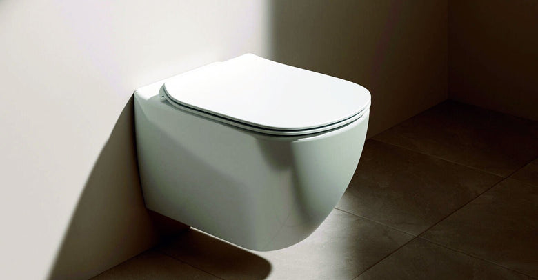 Ideal Standard Tesi Vaso sospeso AquaBlade con sedile slim Bianco Opaco ambientato su piano bagno con accessori