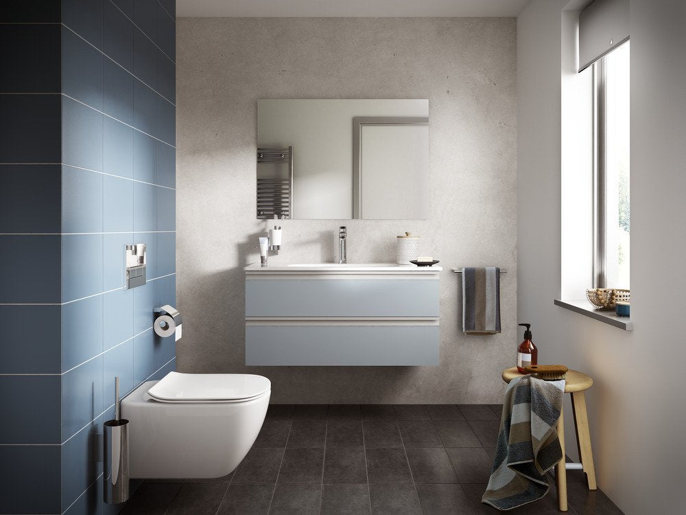 Ideal Standard Tesi Vaso sospeso AquaBlade con sedile slim Bianco Opaco ambientato su piano bagno con accessori