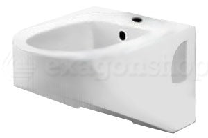 Bidet Sospeso Monoforo Bianco Nemea Ideal Standard in ceramica ambientato su piano bagno con accessori