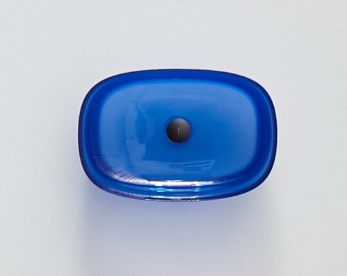 Antonio Lupi Senso Lavabo 60x40 In Cristalmood Cobalto ambientato su piano bagno con accessori - Antonio Lupi Design