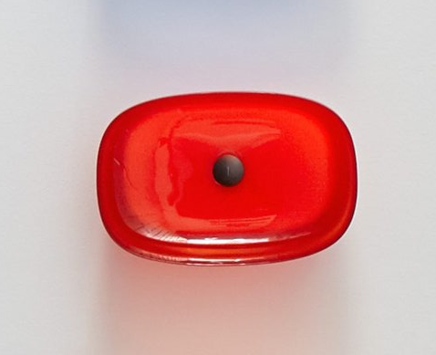 Antonio Lupi Senso Lavabo 60x40 In Cristalmood Sangria ambientato su piano bagno con accessori - Antonio Lupi Design