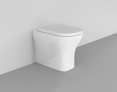 Vaso Scarico a Pavimento con Sedile Bianco Europeo Active ambientato su piano bagno con accessori