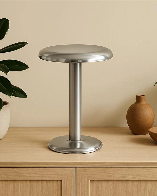 Flos Gustave Lampada ricaricabile interno esterno 2700K accesa in ambiente, design e diffusione della luce
