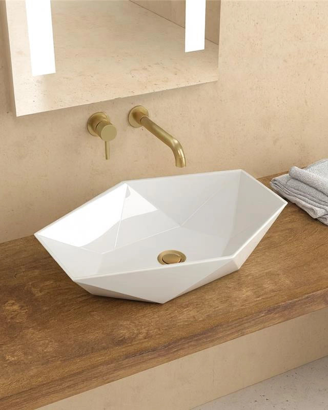 Lavabo 57X37 Da Appoggio esagonale In Porcellana Bianco ambientato su piano bagno con accessori - Exagonshop