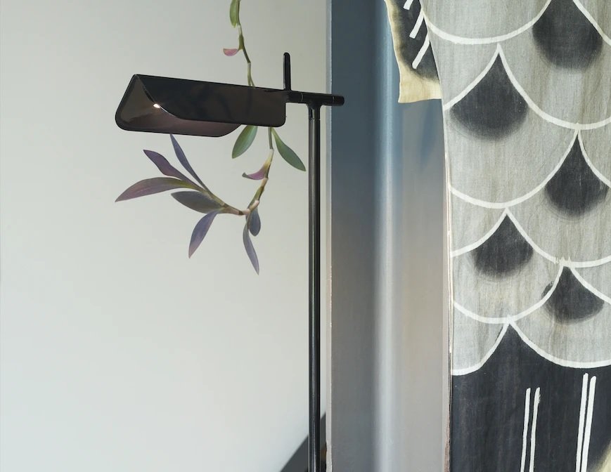 Flos Tab F Lampada da pavimento 110 cm orientabile verde Dark Green spenta, dettaglio del corpo lampada e dei materiali