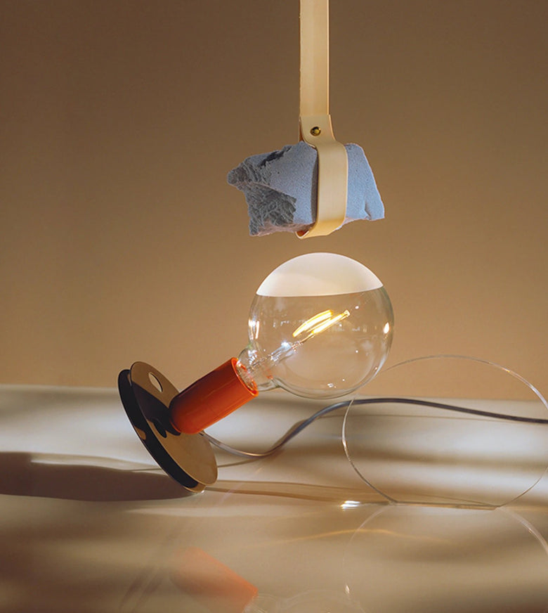 Flos Lampadina lampada da tavolo Arancione spenta, dettaglio del corpo lampada e dei materiali