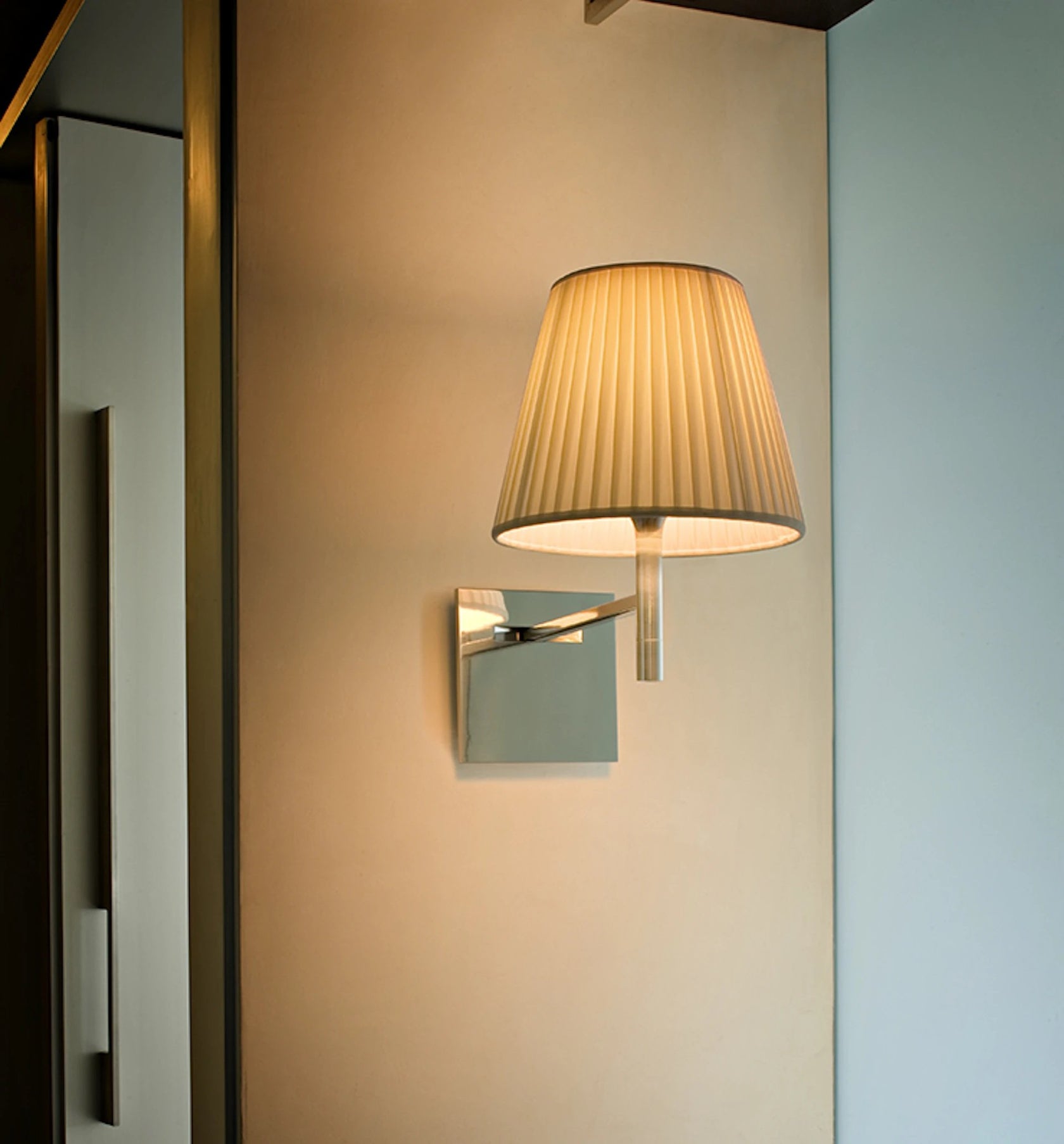 Flos Ktribe Wall Lampada applique in tessutp a Parete Tessuto in policarbonato accesa in ambiente, design e diffusione...