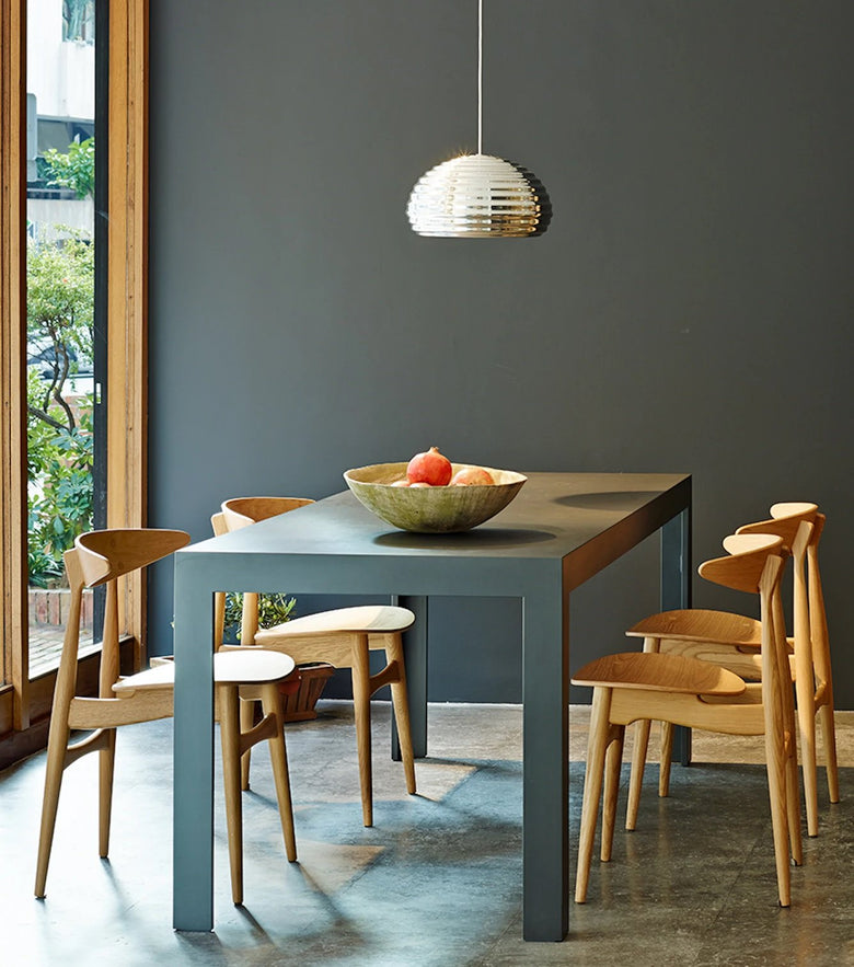 Flos Splügen Bräu Lampada a sospensione Alluminio lucido accesa in ambiente, design e diffusione della luce