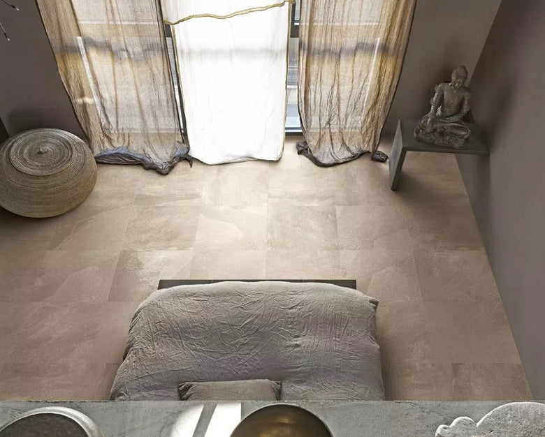 Pavimento rivestimento 30x60 cm rettificato cream Cerim posata in ambiente arredato, dettaglio della venatura