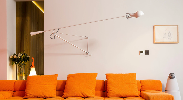 Flos 265 Lampada a parete 85 cm a luce diretta in acciaio spenta, dettaglio del corpo lampada e dei materiali