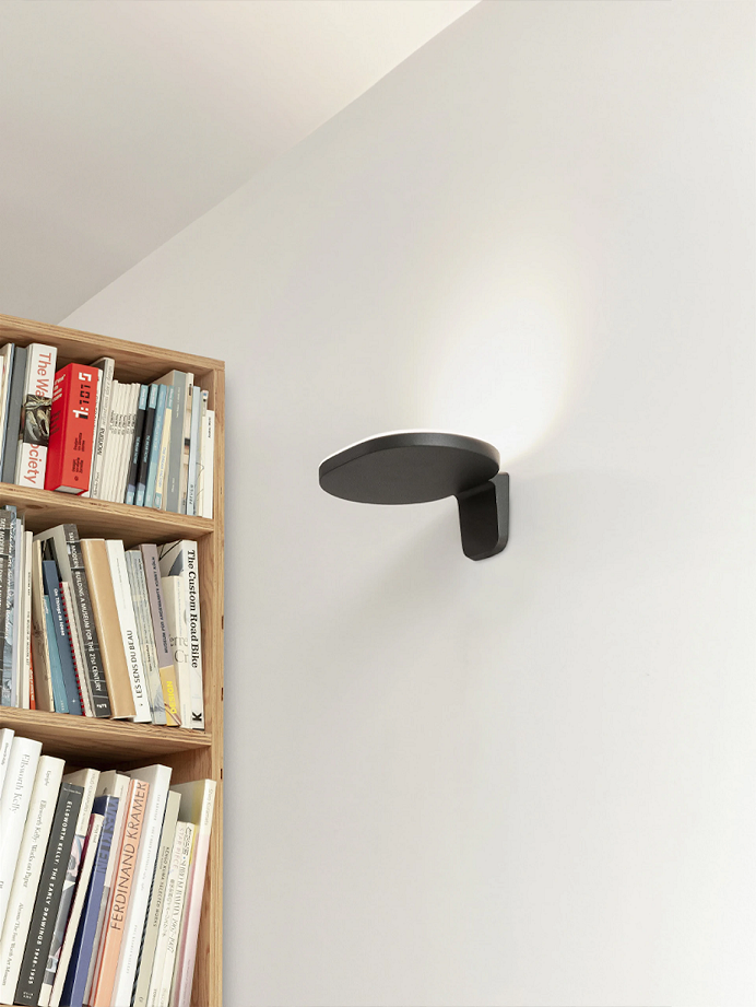 Flos Oplight W1 Lampada a Parete Textured nero satinato in alluminio pressofuso accesa in ambiente, design e diffusione...