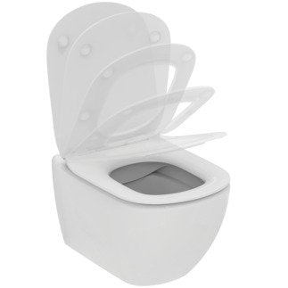 Ideal Standard Coppia sanitari sospesi vaso rimless e bidet ambientato su piano bagno con accessori