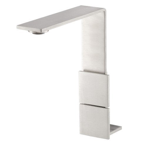 Treemme 5mm miscelatore lavabo slim in acciaio inox in satinato ambientato su piano bagno con accessori - Rubinetterie...