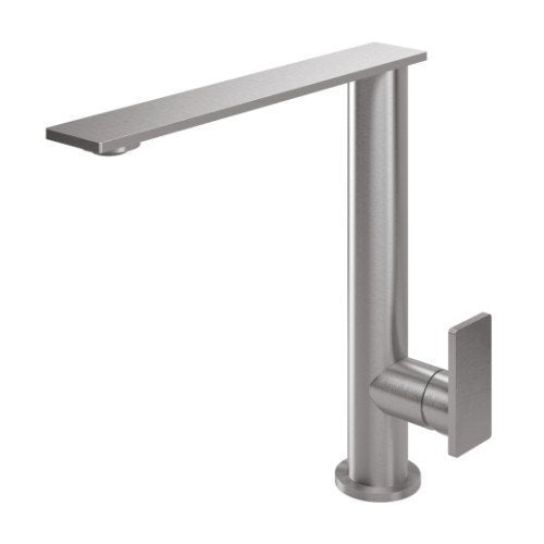 Treemme 5mm IT2831IS5PZZ miscelatore lavello cucina dritto in acciaio inox installato su lavello, vista della bocca e...