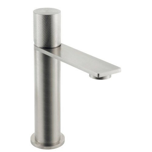 Treemme 3.6 IT9A11ISTZZZ miscelatore lavabo con maniglia Acciaio in satinato ambientato su piano bagno con accessori...