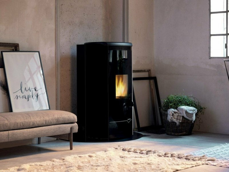 Stufa A Pellet ecofire ad acqua o aria 26kw Con Top In in ghisa accesa in soggiorno, fiamma visibile attraverso il vetro