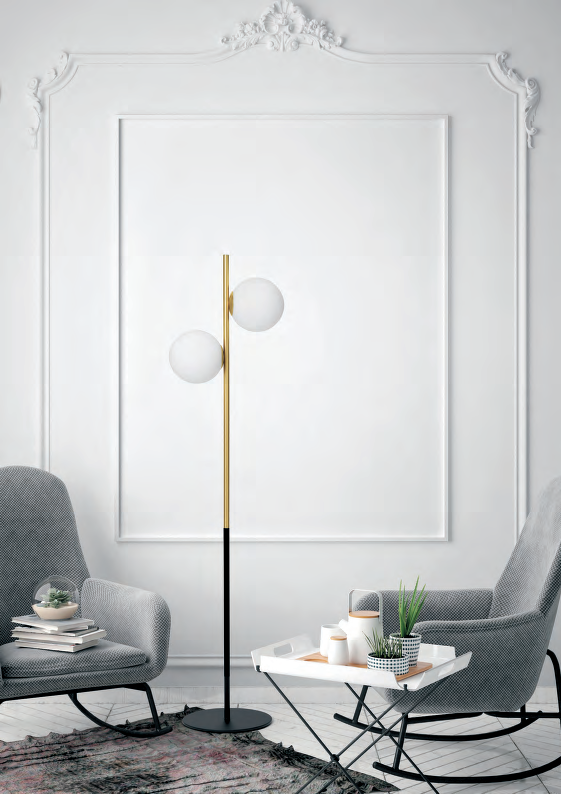 Lampada da pavimento in vetro bianco nero e ottone accesa in ambiente, design e diffusione della luce